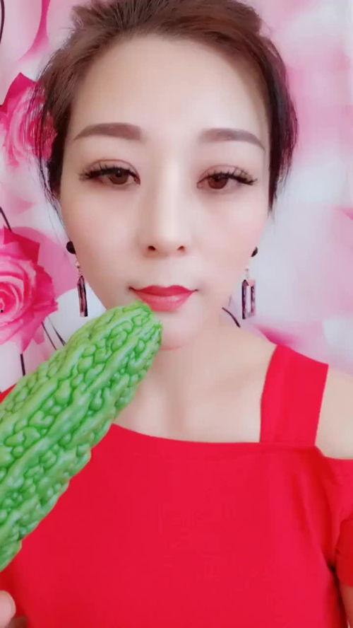 美女吃的是瓜,美女的甜蜜诱惑时刻